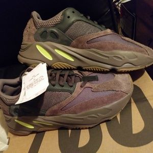 Yeezy Boost 700 sneakers